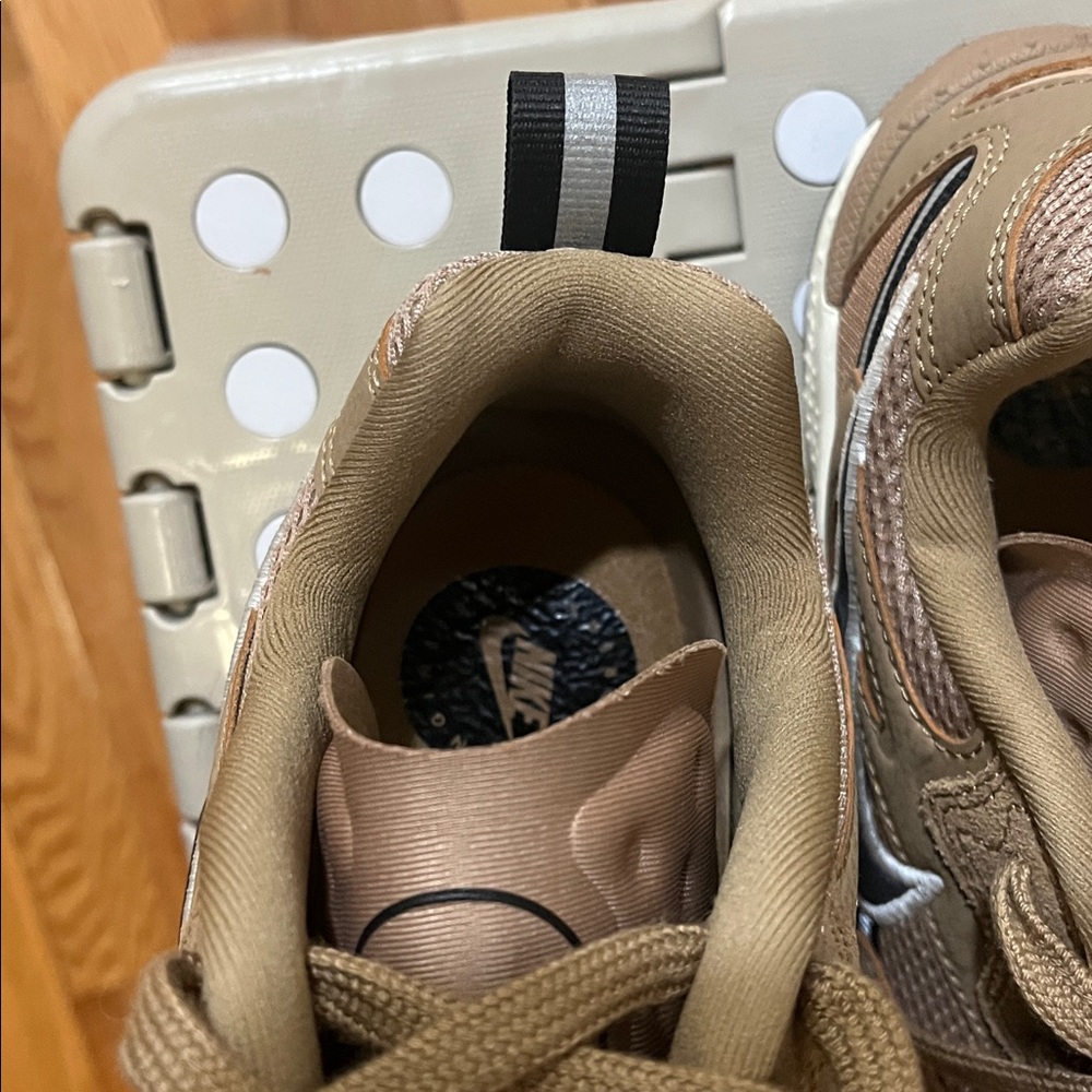 NWOT Nike Tan and Black Athletic Shoes Size 7 Women’s - Picture 4 of 5